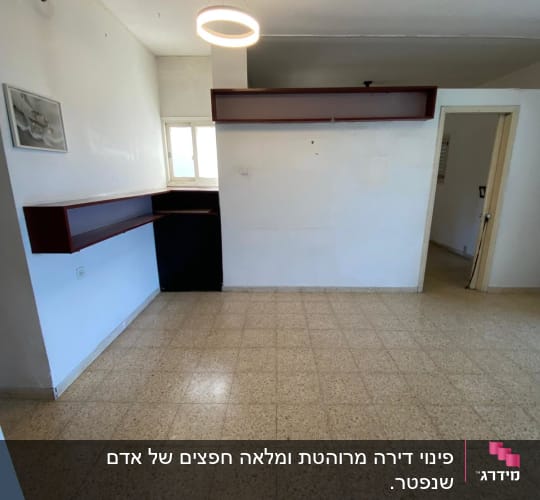 חדר ריק עם מדפים ותאורה עגולה בתקרה